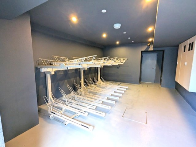 LUMIEC un 入谷の設備|屋内屋根付きの自転車置き場です