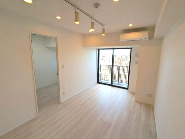 LUMIEC un 入谷の居間・リビング|リビングにエアコン・スポットライト・ダウンライト付、各洋室にエアコン・照明・ウォークインクローゼット付です