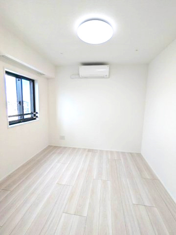 LUMIEC un 入谷の設備|5.5帖洋室、エアコン・照明・ウォークインクローゼット付です