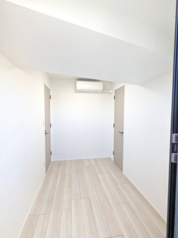 LUMIEC un 入谷の設備|4.1帖洋室、エアコン・照明・ウォークインクローゼット付です