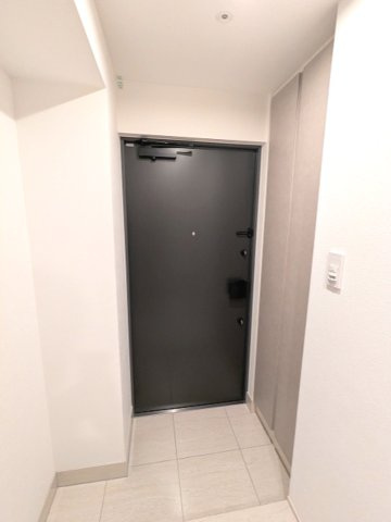 LUMIEC un 入谷の設備|ディンプルキーのダブルロックセキュリティ、人感センサー付玄関ライト