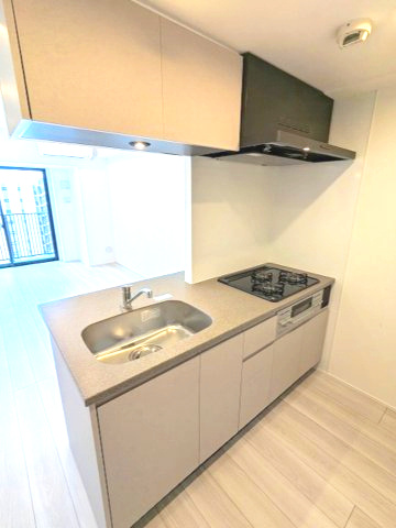 LUMIEC un 入谷のキッチン|グリル付ガス3口システムカウンターキッチン、瀟洒でお手入れしやすいガラストップコンロです