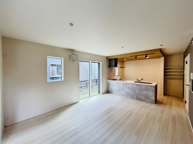 新築　高崎市石原町1期　LIGNAGE　１号棟の居間・リビング|現地写真　家族の会話が弾む対面キッチン。お子様の様子も確認できて安心ですね。
