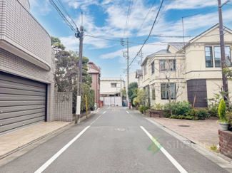 【前面道路含む現地写真】 | 目黒区下目黒5丁目 | 芸能人も多く住むと言われる高級住宅街。すっきとした街並みが好印象。