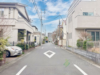 【前面道路含む現地写真】 | 目黒区下目黒5丁目 | 芸能人も多く住むと言われる高級住宅街。すっきとした街並みが好印象。