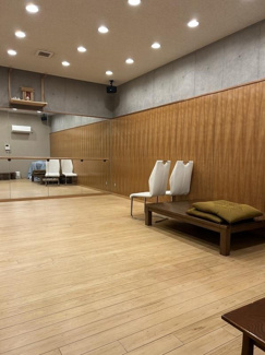 【洋室】 | 目黒区下目黒5丁目 | 地下室　大型ホームシアターを設置して映画鑑賞、その他にもスタジオやジムとしてのご利用も◎。多用途で利用可能な広々空間。