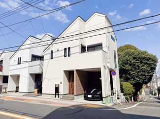 【外観】 | 大田区東雪谷1丁目 | 流行に左右されず、将来にわたって価値が継続する「上質」な佇まい。おしゃれな雰囲気や自然の潤い、親しみやすさといった個性が街に新たな価値をもたらしています。