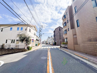 【前面道路含む現地写真】 | 大田区東雪谷1丁目 | 明るく開放的な高台立地。すっきりとした街並みで日々、快適にお住まいいただけます。