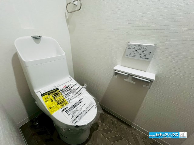 【中古マンション】東海市名和町塚森チッタ名和のトイレ|【トイレ】
◆高機能トイレの多くは便器のフタの開閉が自動であり、使用後に手動で水を流す面倒もなく非常に便利です。スタイリッシュな見た目で、お掃除しやすく、節水効果が高いです。