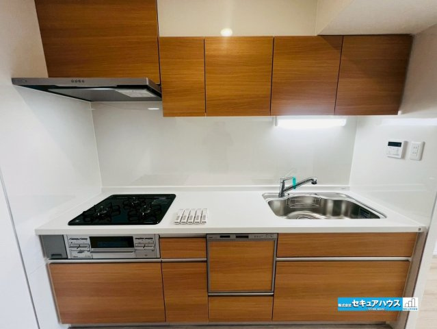 【中古マンション】東海市名和町塚森チッタ名和のキッチン|【キッチン】
◆同時にたくさんの料理が調理できる。「焼く・蒸す・煮る」の工程を同時進行で進めることができるので、料理を素早く作ることができます。育児でバタバタ忙しいママに嬉しい♪