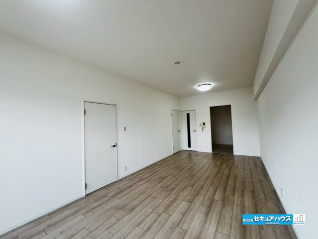 【中古マンション】東海市名和町塚森チッタ名和の居間・リビング|【LDK】
◆日当たりが良く温かい広々リビングは家族の団らんスペースになります。