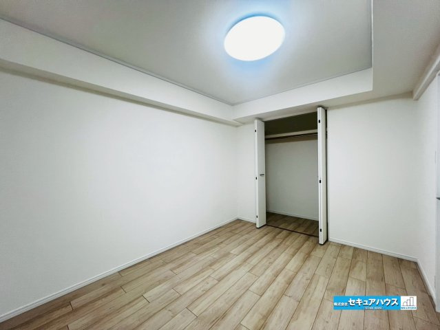 【中古マンション】知多市名和町塚森チッタ名和の洋室|【洋室】
◆広々とした居住空間は日々の暮らしを彩り、心のやすらぎと満足感を与えてくれます。通風と採光を考慮した設計は子供たちはのびのび育ち、家族でくつろぎと団らんを生み出します。