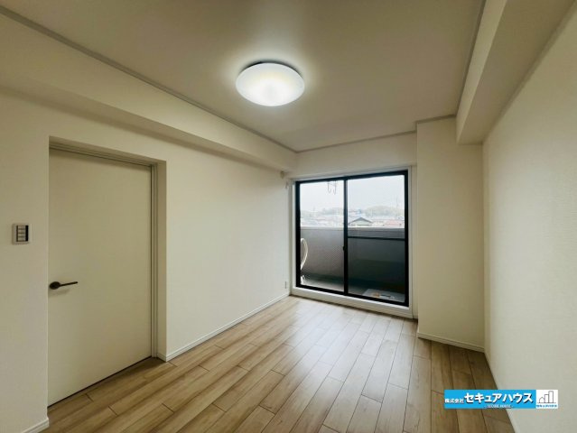 【中古マンション】東海市名和町塚森チッタ名和の洋室|【洋室】
◆家族一人ひとりの大切なプライベート空間。趣味に合わせて使って頂けるようシンプルに仕上げてあります。暮らし心地を大きく左右する収納を、適材適所に配置し使い勝手を考慮しました。　