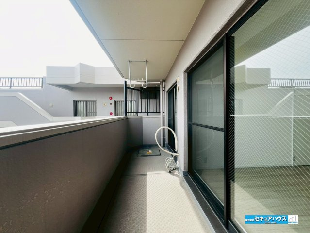 【中古マンション】東海市名和町塚森チッタ名和のバルコニー|【バルコニー】
◆見晴らしもよく、太陽の温かな温もりをめいっぱい受け止めてくれます。
太陽の光と爽やかな風を受けたお洗濯物はあっという間に乾き、取りこむ時には太陽の匂いを感じられそうですね。　