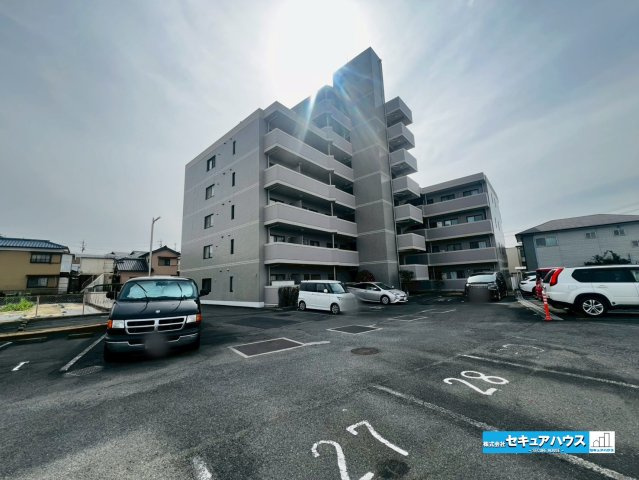 【中古マンション】東海市名和町塚森チッタ名和の駐車場|事前予約にて現地ご見学いただけます！お気軽にお問い合わせください♪
■株式会社　セキュアハウス■
住宅ローンに強く、知識、経験豊富なスタッフ在籍
お客様に寄り添い、ご成約後もサポート致します。