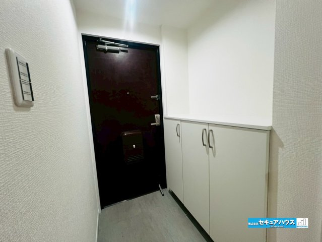 【中古マンション】知多市名和町塚森チッタ名和の玄関|【玄関イメージ】
◆お家に出会う人々を迎える玄関だからこそ、広々清潔感あふれる空間にしたいものです。採光・通風にも配慮された設計で毎日明るい空間をキープします♪
◆シューズ棚も付いてます♪