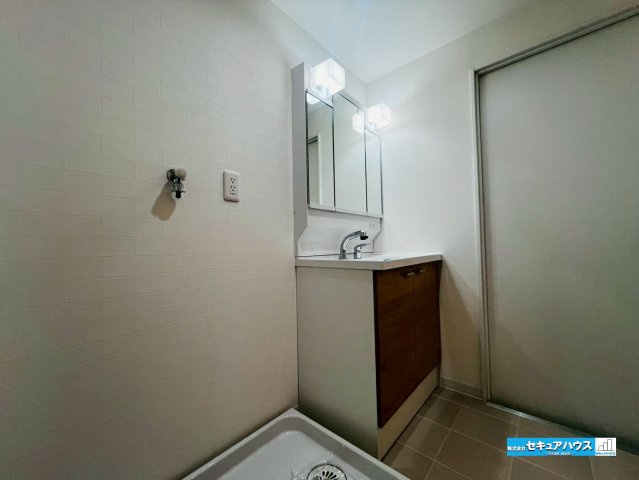 【中古マンション】知多市名和町塚森チッタ名和のその他|【洗面台】
◆鏡の裏にはたっぷりと収納スペースを標準装備！
◆電源を付属しているのでドライヤーなど利用できます。