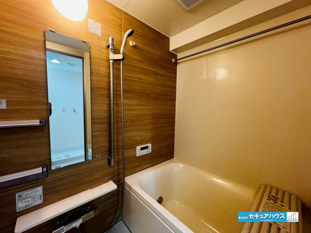 【中古マンション】知多市名和町塚森チッタ名和の浴室|【浴室】
◆アクセントパネルで落ち着きのある雰囲気を演出します。毎日の疲れを癒やすバスタイムをお楽しみ下さい！
◆窓付きで、カビの繁殖を抑える効果があります。