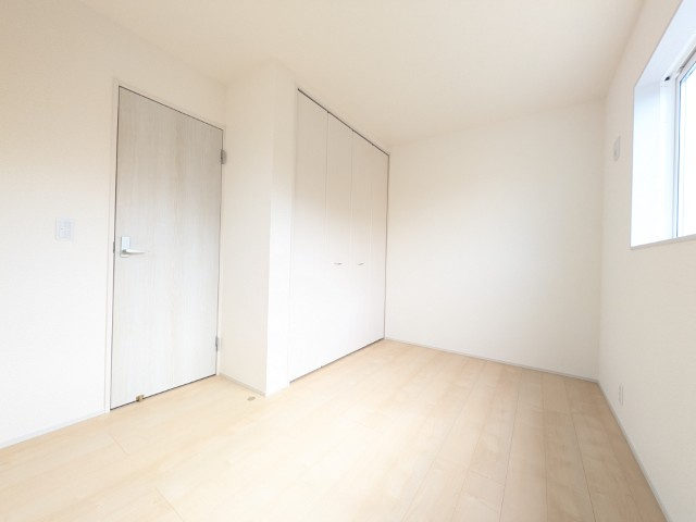 【新築戸建】　いわき市小名浜大原1期　全6棟　長期優良住宅の寝室|同社施工写真　窓から日が差し込む明るい洋室。シンプルな造りなので配置するインテリア次第でお好きなお部屋の雰囲気に変えられます。