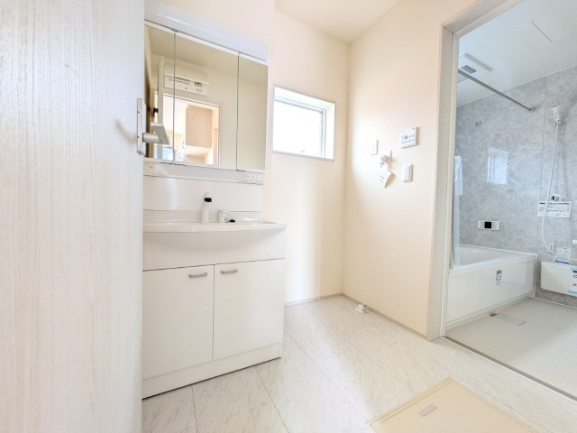 【新築戸建】　いわき市小名浜大原1期　全6棟　長期優良住宅のキッチン|同社施工写真　対面キッチンを選ぶ方の多くが、家族とのコミュニケーションを重視して選ばれます。特に小さなお子さんを持つご家庭では、調理中もお子さんの様子をみられるということは大きな安心に繋がります！