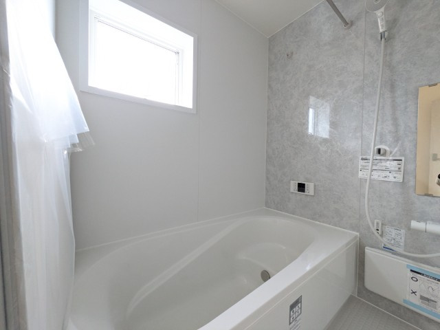 【新築戸建】　いわき市小名浜大原1期　全6棟　長期優良住宅のキッチン|同社施工写真　使い勝手の良いシステムキッチンで、対面式なのでご家族との団欒にもぴったりですね(^^)/また、収納力もあるのでスッキリが実現します◎