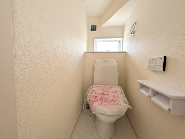 【新築戸建】　いわき市小名浜大原1期　全6棟　長期優良住宅の独立洗面台|同社施工写真　収納スペースが豊富で、鏡の周りには棚もあるため、洗顔用品や歯ブラシ、うがい用のコップ、整髪料、スキンケア用品、化粧品などを置いて整理することができます。