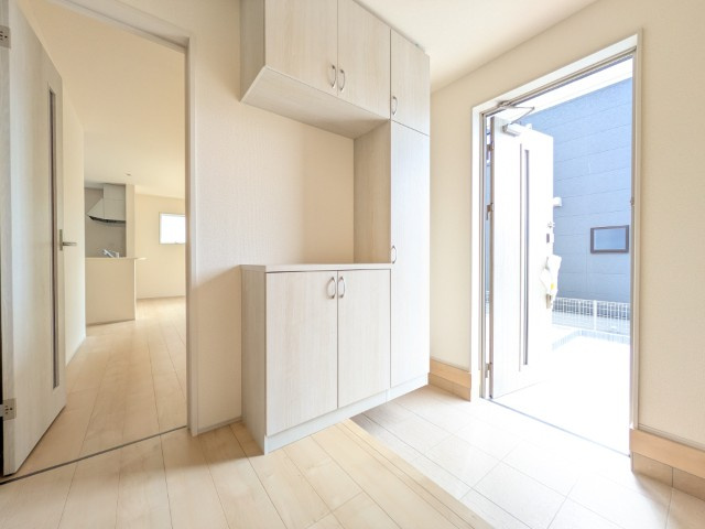 【新築戸建】　いわき市小名浜大原1期　全6棟　長期優良住宅の収納|同社施工写真　季節ごとの入れ替えが不要なウォークインクローゼットは、こたつや扇風機、またお絵描きや工作などお子様との思い出もたっぷり収納できます。