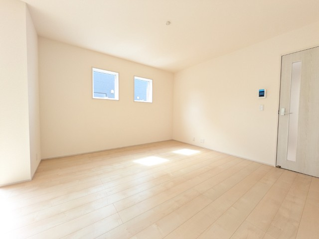 【新築戸建】　いわき市小名浜大原1期　全6棟　長期優良住宅の玄関|同社施工写真　きれいで明るい玄関です