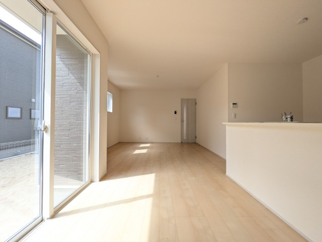 【新築戸建】　いわき市小名浜大原1期　全6棟　長期優良住宅の居間・リビング|同社施工写真　一日の中で多くの時間を過すことになるリビングダイニングだからこそ、いつも穏やかな空間であることが必然。爽やかな通風と採光を存分に感じる事が出来る空間です。