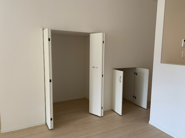 【収納】 | Cradle garden松原市北新町第8 | 階段下のスペースを収納に！ご家族で共有が可能で、ティッシュペーパーなど日用品のストック収納にも便利です。