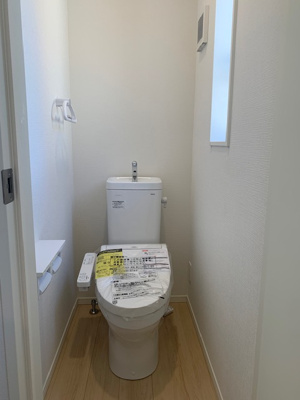 【トイレ】 | Cradle garden松原市北新町第8 | カバーなしでも便座はポカポカな温水洗浄便座付トイレ。汚れてもサッと一拭きで綺麗に！お掃除簡単で衛生的ですね。
