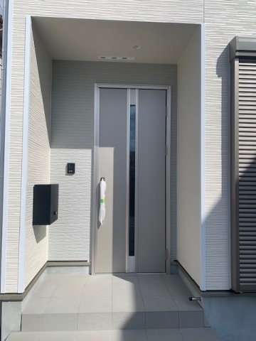 【玄関】 | Cradle garden松原市北新町第8 | 雨の日のお出かけも濡れずに鍵の開閉が可能な玄関ポーチ付き！小さなお子様がいても落ち着いて出入りが出来ますね。