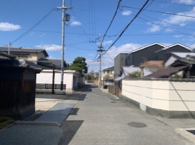 【前面道路含む現地写真】 | Cradle garden松原市北新町第8 | 前面道路は西側幅員約4.0mの公道。落ち着いた住宅街の住環境です。ぜひ一度、現地をご覧ください。