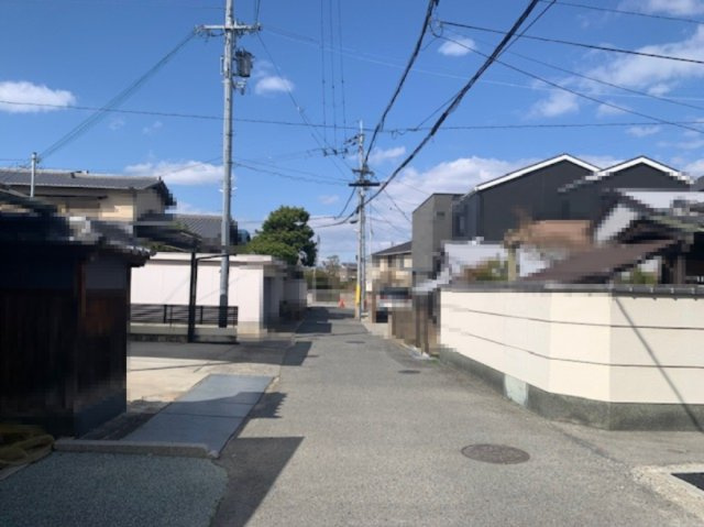【前面道路含む現地写真】 | Cradle garden松原市北新町第8 | 前面道路は西側幅員約4.0mの公道。落ち着いた住宅街の住環境です。ぜひ一度、現地をご覧ください。