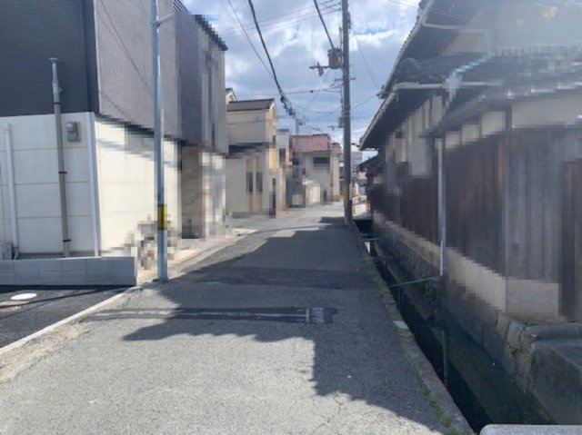【前面道路含む現地写真】 | Cradle garden松原市北新町第8 | カースペースは並列2台分あり(車種による)。道路と敷地との高低差が少なく、お車の出し入れもしやすそうです！