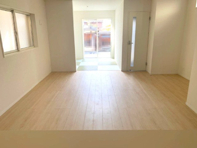 【居間・リビング】 | Cradle garden松原市北新町第8 | 対面式キッチンを採用し、調理中でもリビングダイニングやタタミコーナーを見渡せます！お子様が遊んでいても安心ですね。