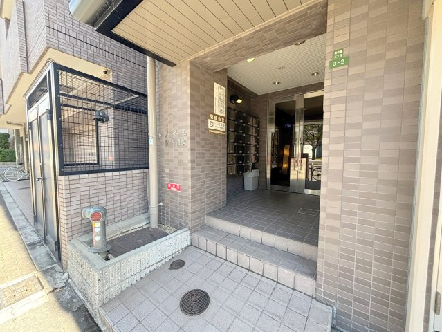 ノイエ新大阪A棟のエントランス