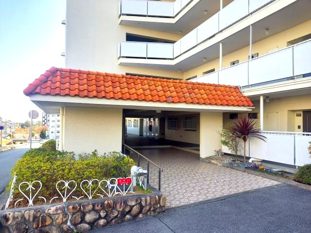 逆瀬川グリーンハイツB棟のエントランス