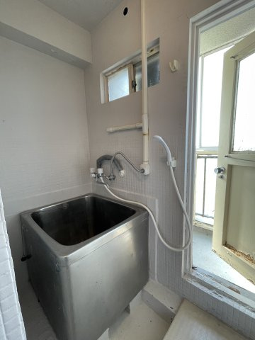 大蔵谷住宅の浴室|【浴室】
窓付きでしっかりと換気が行える浴室。コンパクトながら深さのある浴槽が備えられ、ゆったりと湯船に浸かれます。