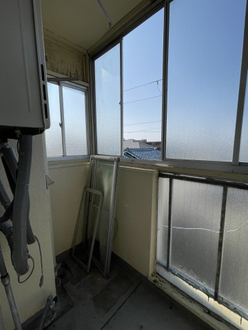 大蔵谷住宅のその他|【洗濯機置き場】
浴室に隣接した半屋外スペースは洗濯機置き場として利用可能。通風が得られるため、洗濯物のちょっとした物干しスペースとしても活用できます。