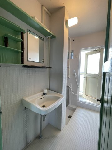 大蔵谷住宅の洗面所|【洗面台】
グリーンの棚がアクセントになった洗面スペース。入浴前後の動線がスムーズで、日常使いしやすいレイアウトです。