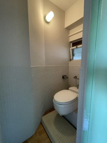 大蔵谷住宅のトイレ|【トイレ】
廊下に配された、壁面の一部がタイル仕上げのトイレスペース。上部に窓が設けられ、空気がこもりにくい設計です。