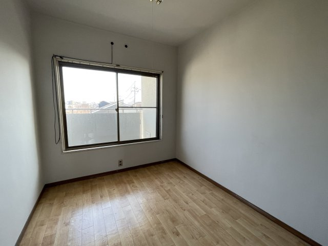 大蔵谷住宅の洋室|【洋室】
窓は腰高窓のため壁面が多く、ベッドや机などの家具が配置しやすい洋室です。収納スペースが備えられているため、衣類や荷物を効率的に整理できます。