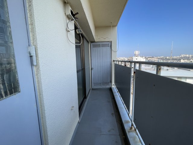 大蔵谷住宅のバルコニー|【ベランダ】
南東向きに配されたベランダ。約6.0帖和室とキッチンから出入り可能です。屋根があるので、室内への雨の侵入を軽減することができます。