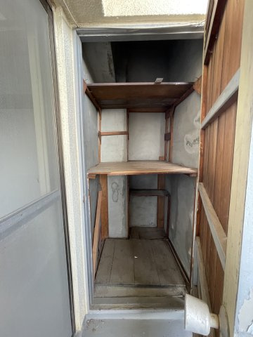 大蔵谷住宅の収納|【収納/ベランダ】
ベランダの一角に収納スペースが確保されています。掃除用具やアウトドア用品などの保管にご活用いただけます。