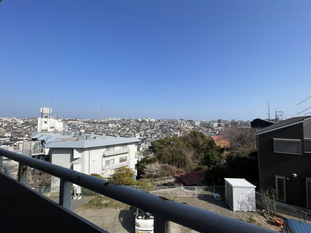 大蔵谷住宅の展望|【住戸からの眺望写真】
前面に視界を遮る高い建物がなく、気持ちの良い眺望が広がります(天候による)。窓辺からの景色を楽しみながら、ご家族との時間を心地よく過ごせる住まいです。