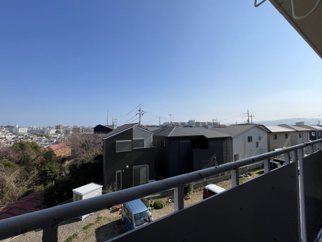 大蔵谷住宅の展望|【住戸からの眺望写真】
晴れた日には広い青空が望めます。小学校まで徒歩7分の立地で、子育て世帯にも嬉しい住環境。通学時の負担軽減や安全性が期待できます。