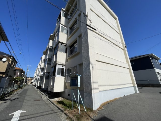 大蔵谷住宅の外観|【現地外観写真】
ホワイトカラーで統一された、明るい印象の外観です。現況空室につき即入居可能。ゆっくりとご内覧いただけます。