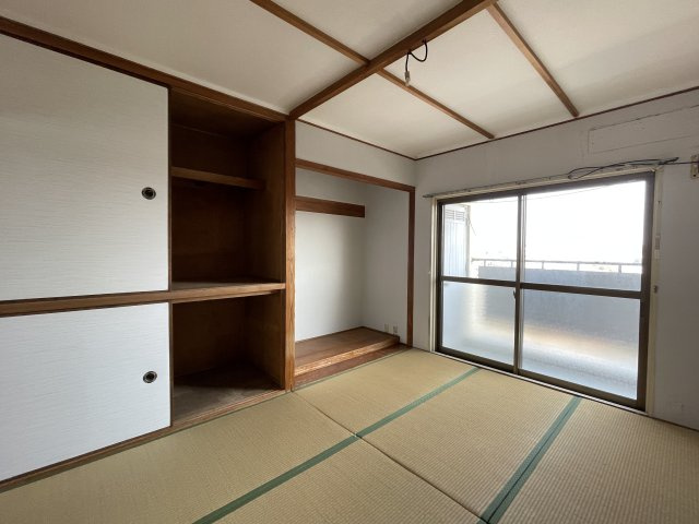 大蔵谷住宅の和室|【和室/約6.0帖】
DKに隣接する和室は、客間としても活用できる落ち着きある空間。掃き出し窓からバルコニーに出入り可能です。