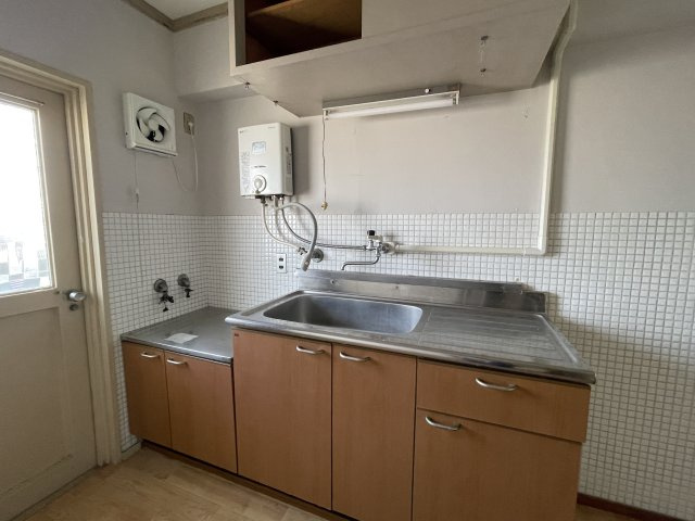 大蔵谷住宅のキッチン|【キッチン】
コンパクトながら作業スペースがしっかりと確保されたキッチン。シンプルなステンレスシンクはお手入れがしやすく、上下収納付きで調理器具やストック品もすっきり整理できます。